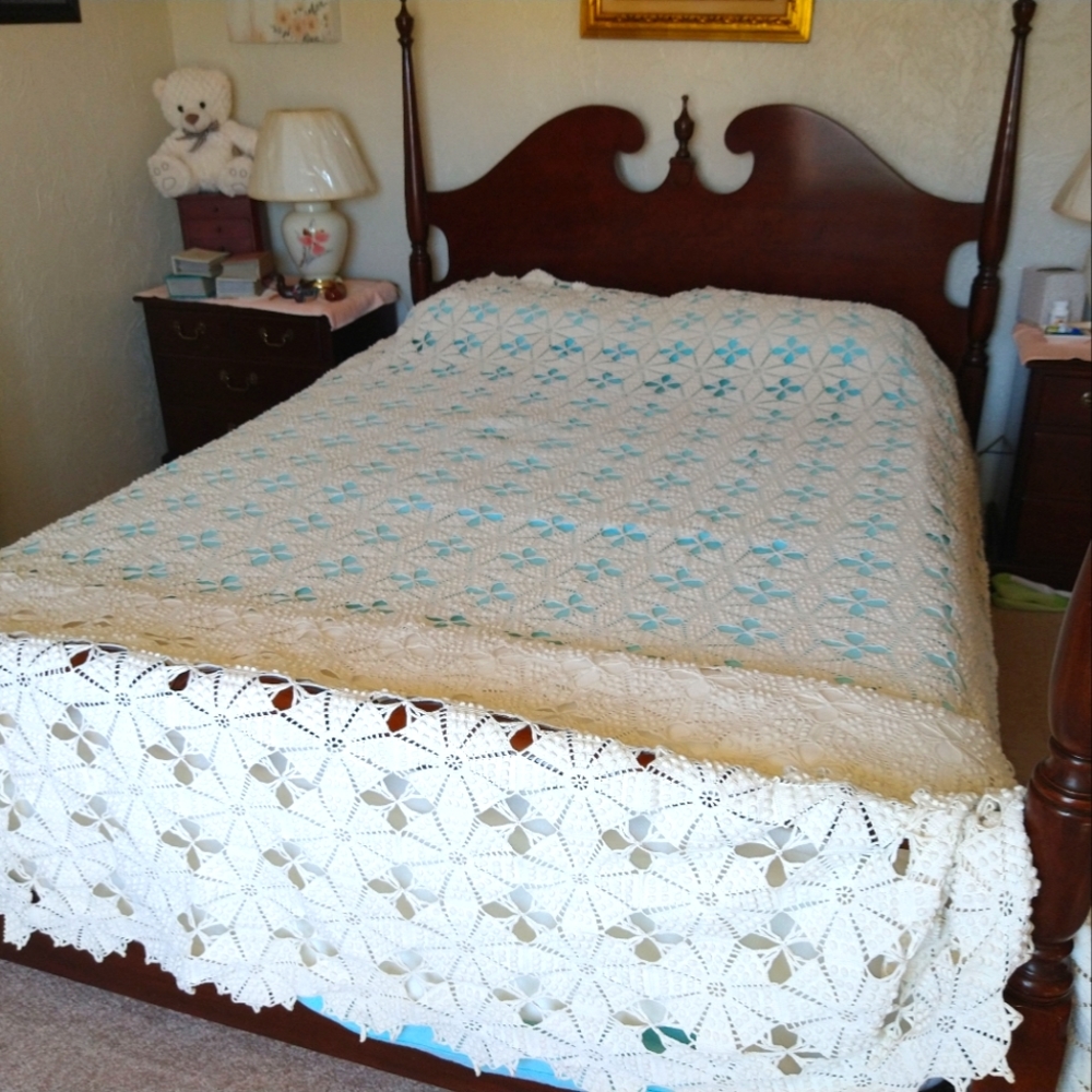 Crocheted bedspread Coverlet blanket authentic vintage exquisite Grannycore